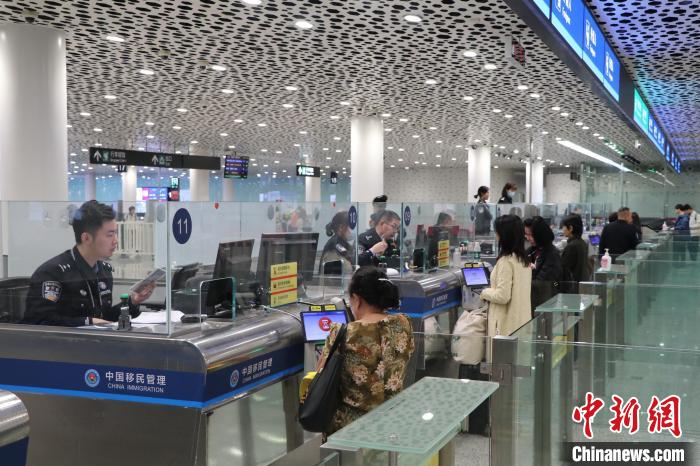 深圳机场口岸迎来首批享受免签政策的外籍旅客，便利中外人员往来  第2张