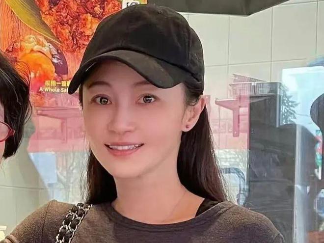 姚笛近况曝光：42岁素颜状态佳，从越剧演员到北影学生再到国民女友的星途历程