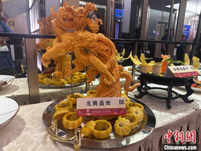 第四届马中美食文化厨艺交流赛在吉隆坡盛大举行，中国厨师刘明夺冠