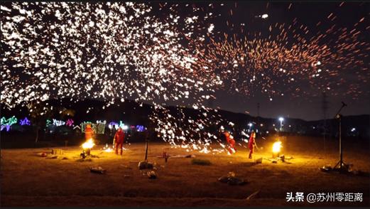暗黑夜空下的打铁花：千年非遗于苏州首次登场  第1张
