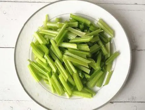 家常炒芹菜是否先焯水？学芹菜炒粉条做法，芹菜脆嫩口感好  第1张