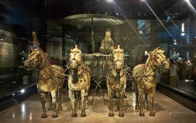 秦始皇兵马俑：古代墓葬雕塑，殉葬制度下的兵马殉葬品  第1张