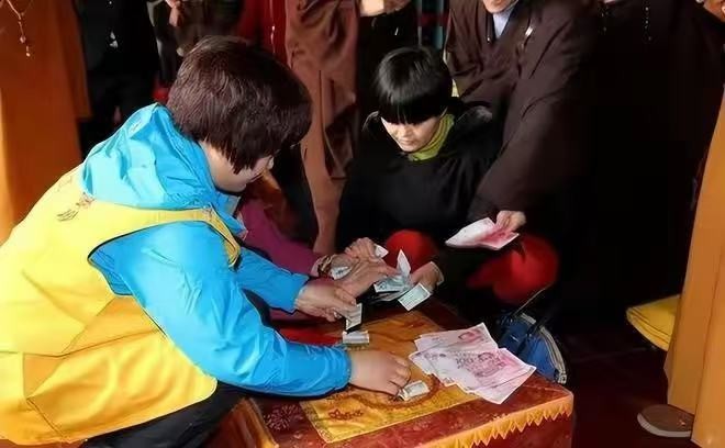 2022年大慈善家裸捐588万引发热议，亲生女儿竟成社会求助对象  第3张
