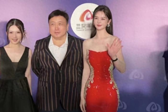 疯狂小杨哥香港新公司开幕庆典：邱意浓惊艳亮相，王晶力捧引热议  第1张