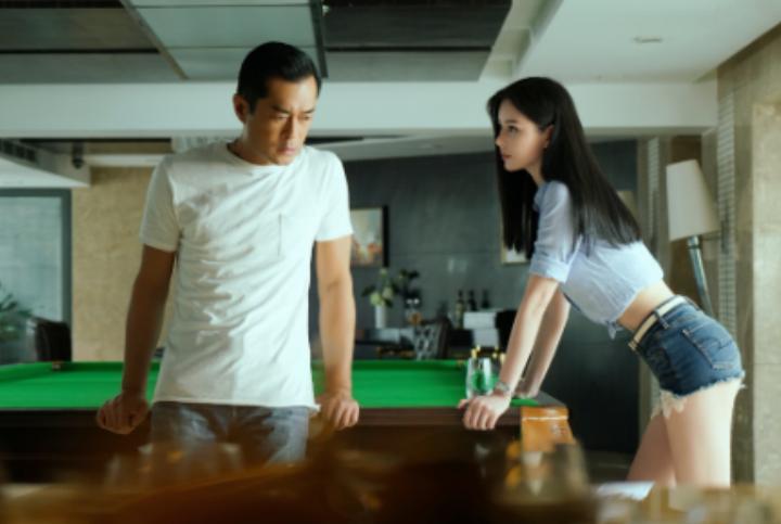 疯狂小杨哥香港新公司开幕庆典：邱意浓惊艳亮相，王晶力捧引热议  第5张
