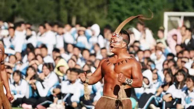 云南中学体育节战舞表演引热议，师生赤膊上身展现野性魅力  第3张