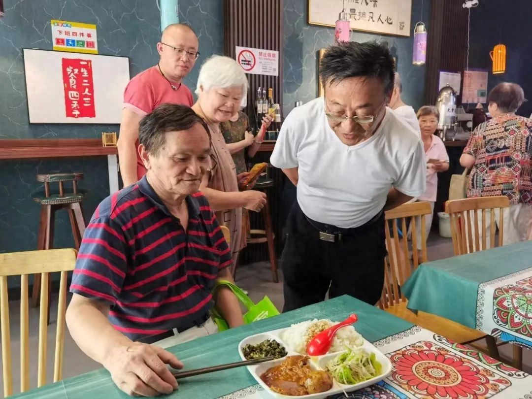 泗泾镇韵意四村社区食堂：关爱一老一小，共筑朝夕幸福  第1张