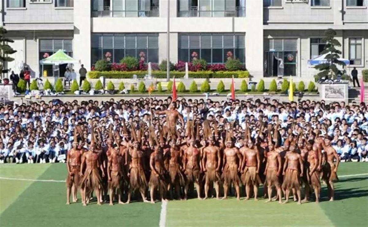 云南中学体育节战舞表演引爆网络，师生赤膊上阵展现野性魅力  第1张