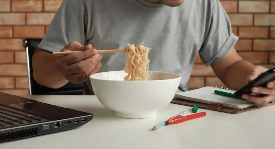 吃饭速度快增加脂肪肝风险，每周快速进食≥2次风险增81%  第1张