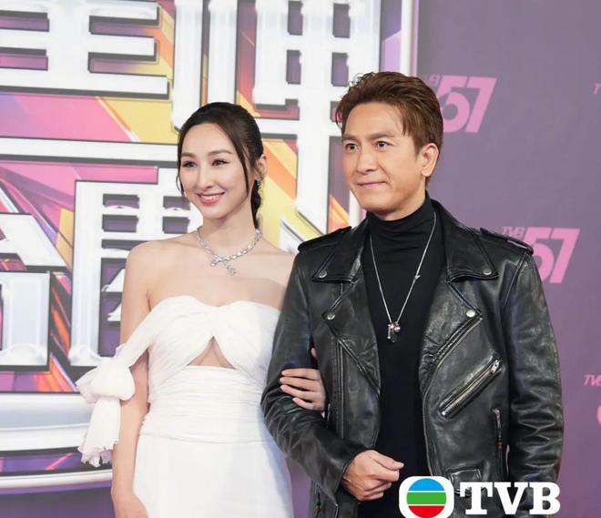TVB57周年台庆晚会：金色舞衣与传统舞蹈道具的视觉盛宴  第12张