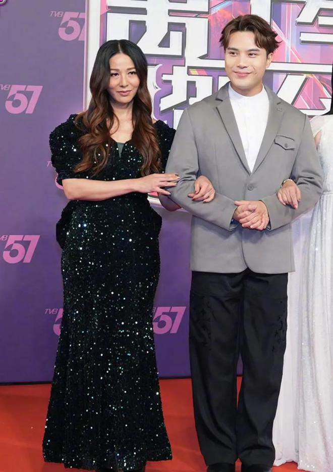 TVB57周年台庆晚会：金色舞衣与传统舞蹈道具的视觉盛宴  第17张