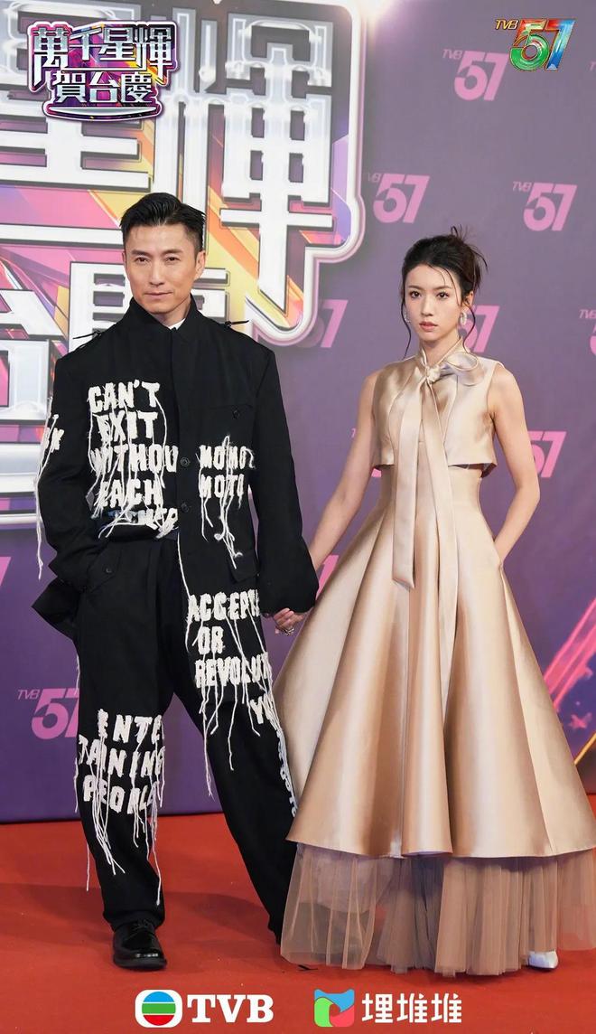 TVB57周年台庆晚会：金色舞衣与传统舞蹈道具的视觉盛宴  第20张