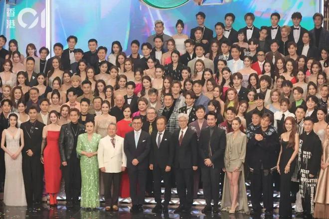 TVB57周年台庆晚会：金色舞衣与传统舞蹈道具的视觉盛宴  第7张