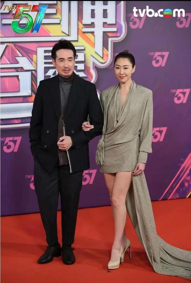 TVB57周年台庆晚会：金色舞衣与传统舞蹈道具的视觉盛宴  第10张