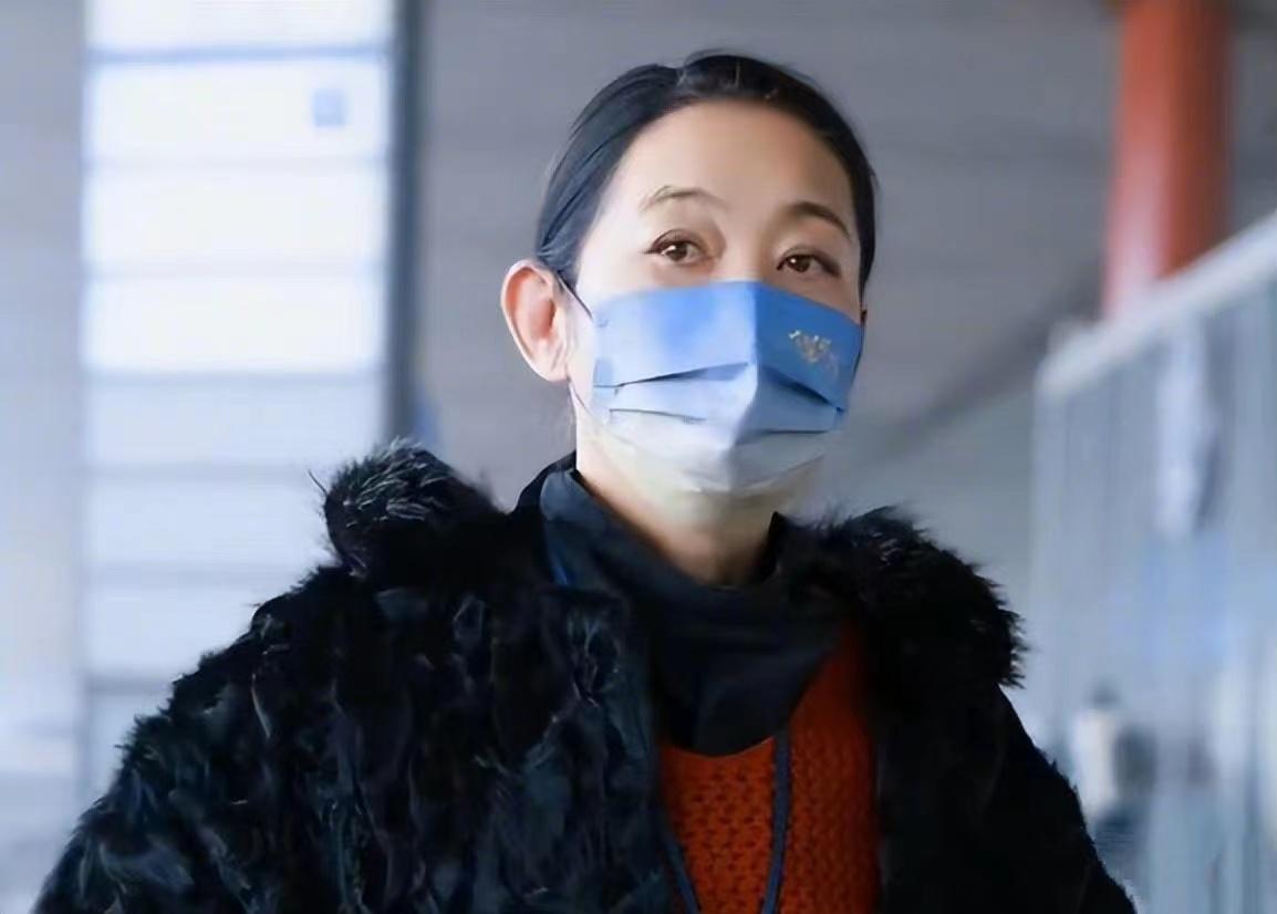 倪萍独自现身机场引热议，时尚穿搭展现贵妇气质，状态良好但身形消瘦  第1张