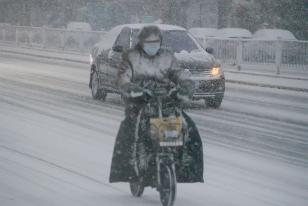 2024年下半年首场寒潮来袭：中国多地遭遇大暴雪与寒潮黄色预警  第2张