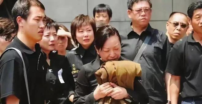 罗京葬礼悲情落幕，妻子刘继红七年后改嫁富豪，23年相濡以沫成空？  第1张
