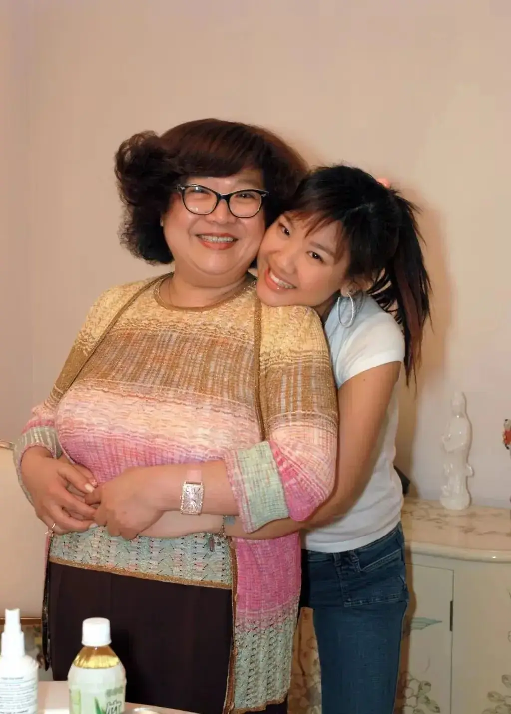肥姐沈殿霞离世多年，女儿郑欣宜在娱乐圈的成长与蜕变  第1张