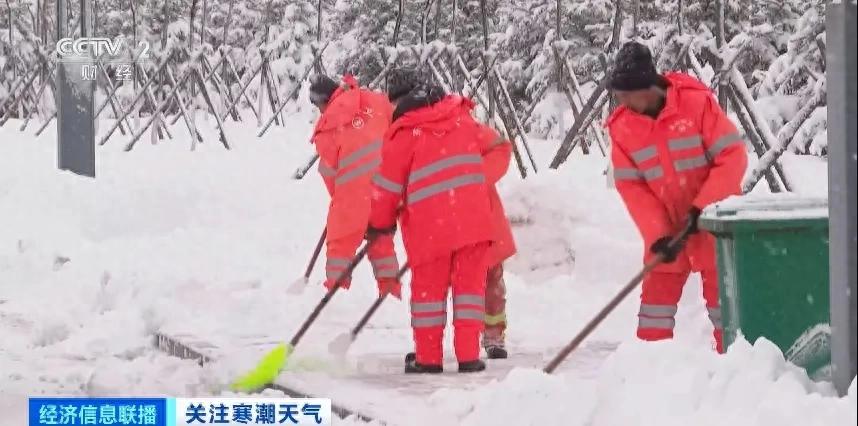 黑龙江鹤岗大暴雪持续30多小时 环卫部门全力清雪保畅通  第1张