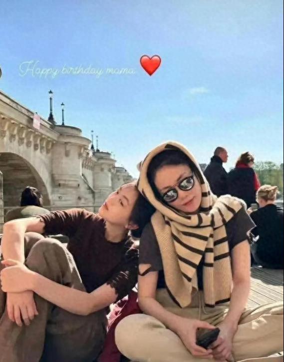 李嫣与王菲合照揭示母女独特魅力，蜕变背后的温情与传承  第1张