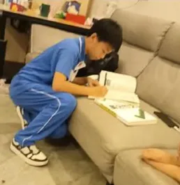 13岁男孩上学途中失踪，桥边发现书包，父亲透露每天凌晨3点起床背书  第2张