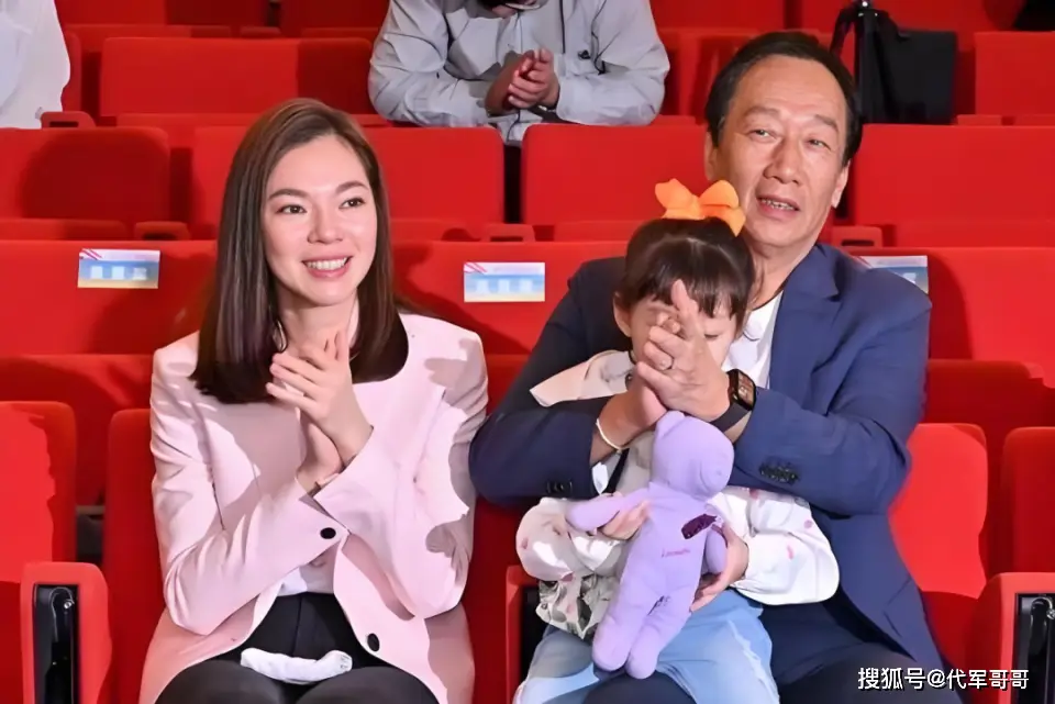 曾馨莹与郭台铭的传奇爱情：从芭蕾舞者到豪门阔太的华丽转身  第4张