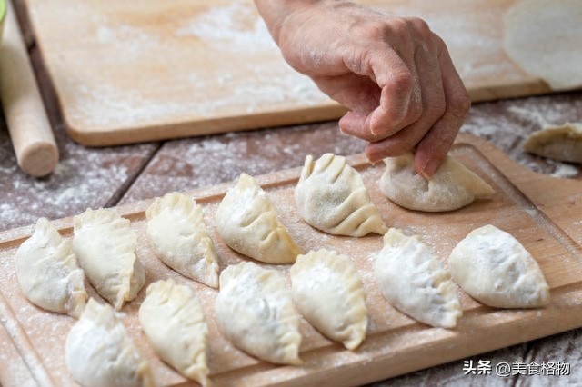 冬季北方美食首选：酸菜猪肉水饺，解腻又养生  第1张