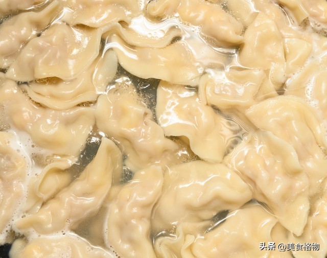 冬季北方美食首选：酸菜猪肉水饺，解腻又养生  第13张
