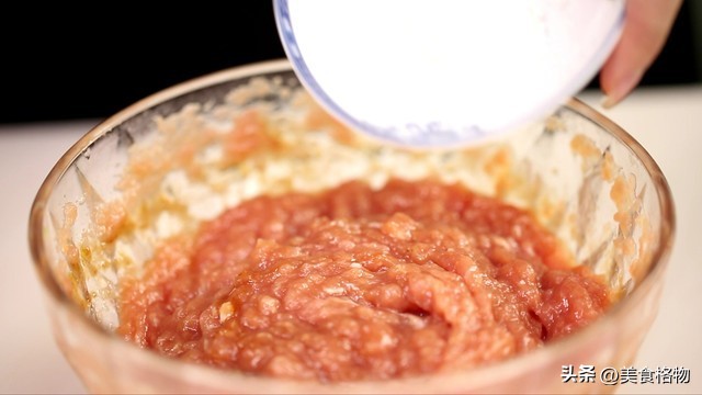 冬季北方美食首选：酸菜猪肉水饺，解腻又养生  第8张