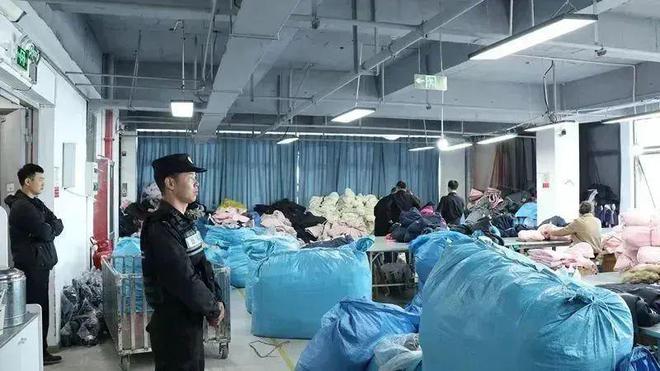 寒潮来袭羽绒服出事！央视曝光羽绒制品造假乱象，消费者需警惕  第1张
