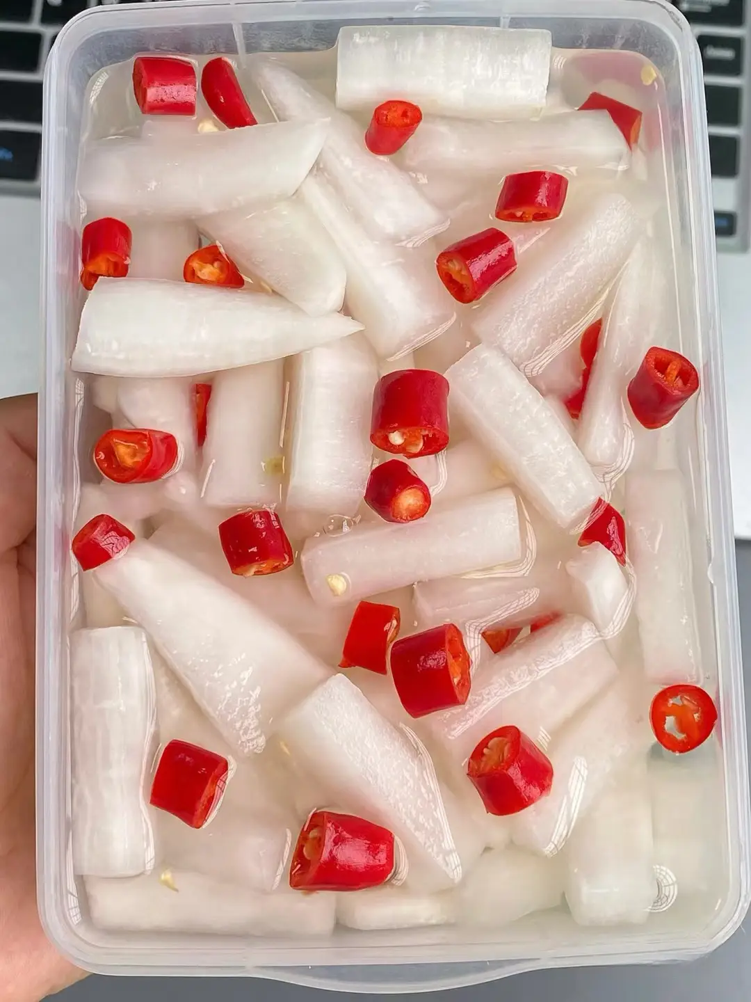 炎炎夏日必备：爽口凉拌酸萝卜解暑降温，唤醒食欲的明星小菜  第1张