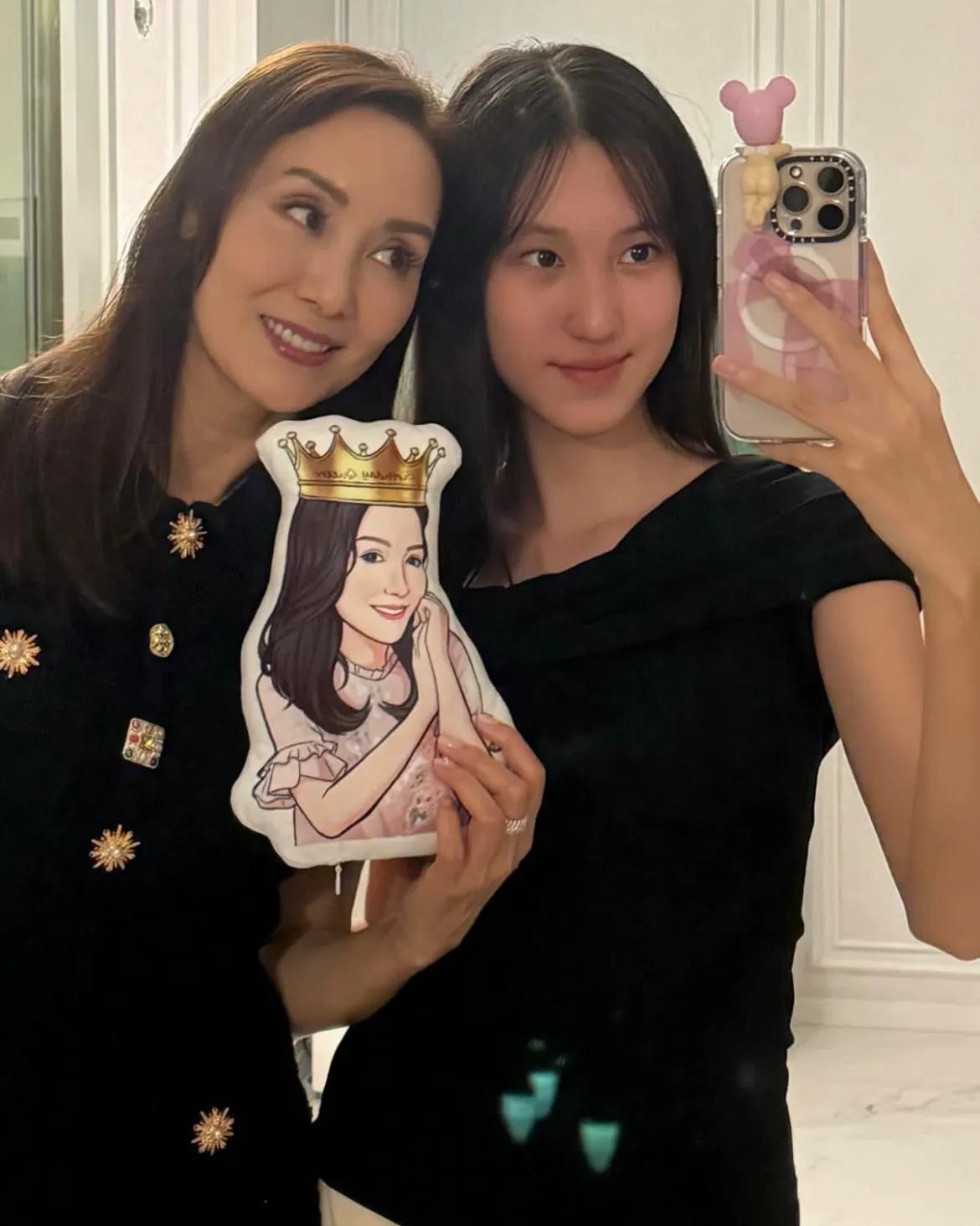 郭可盈55岁生日，女儿林天若晒照庆生，母女同框颜值爆表  第2张