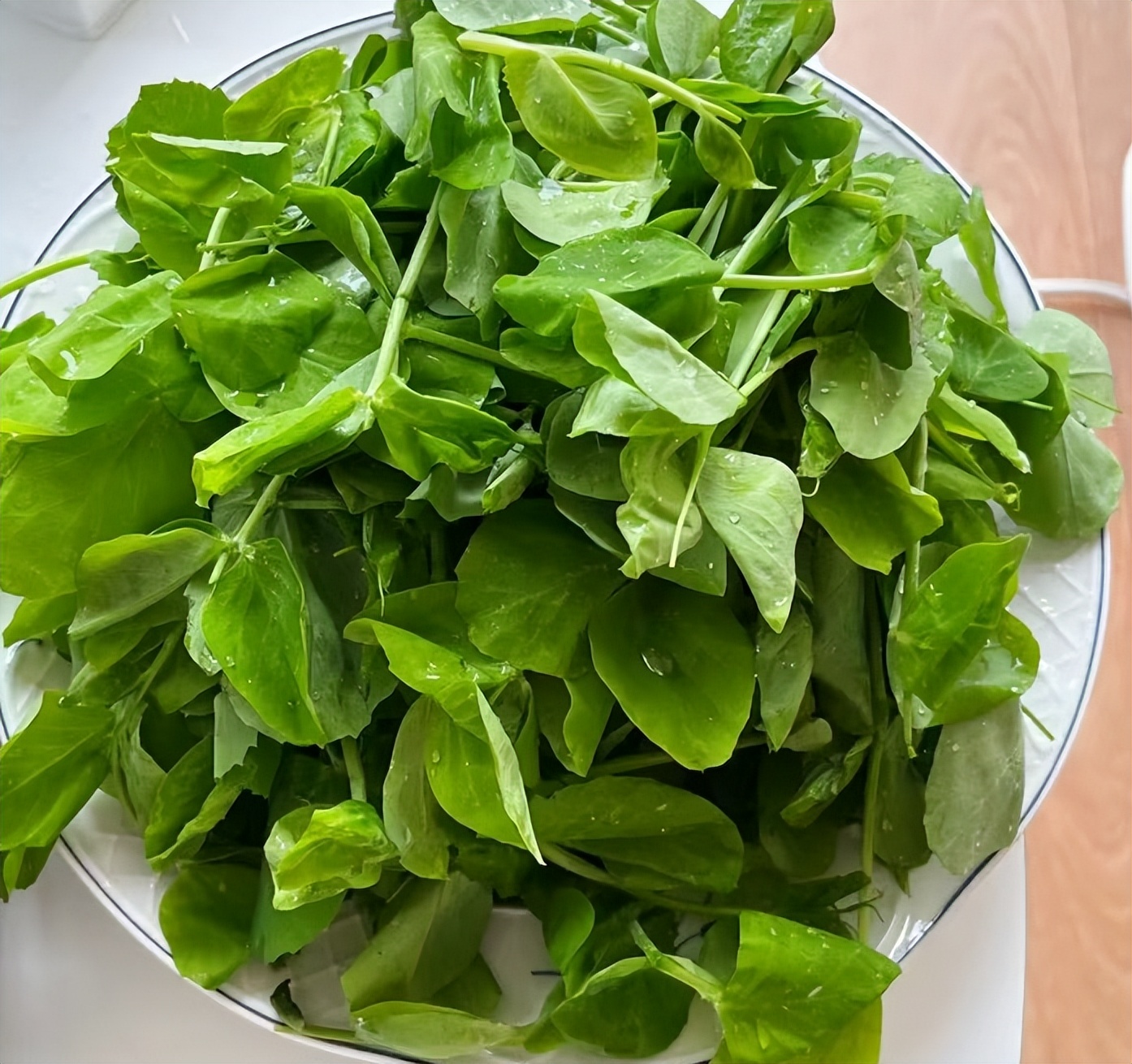 蒜蓉炒豌豆尖与豌豆尖鸡蛋汤的详细制作步骤  第3张