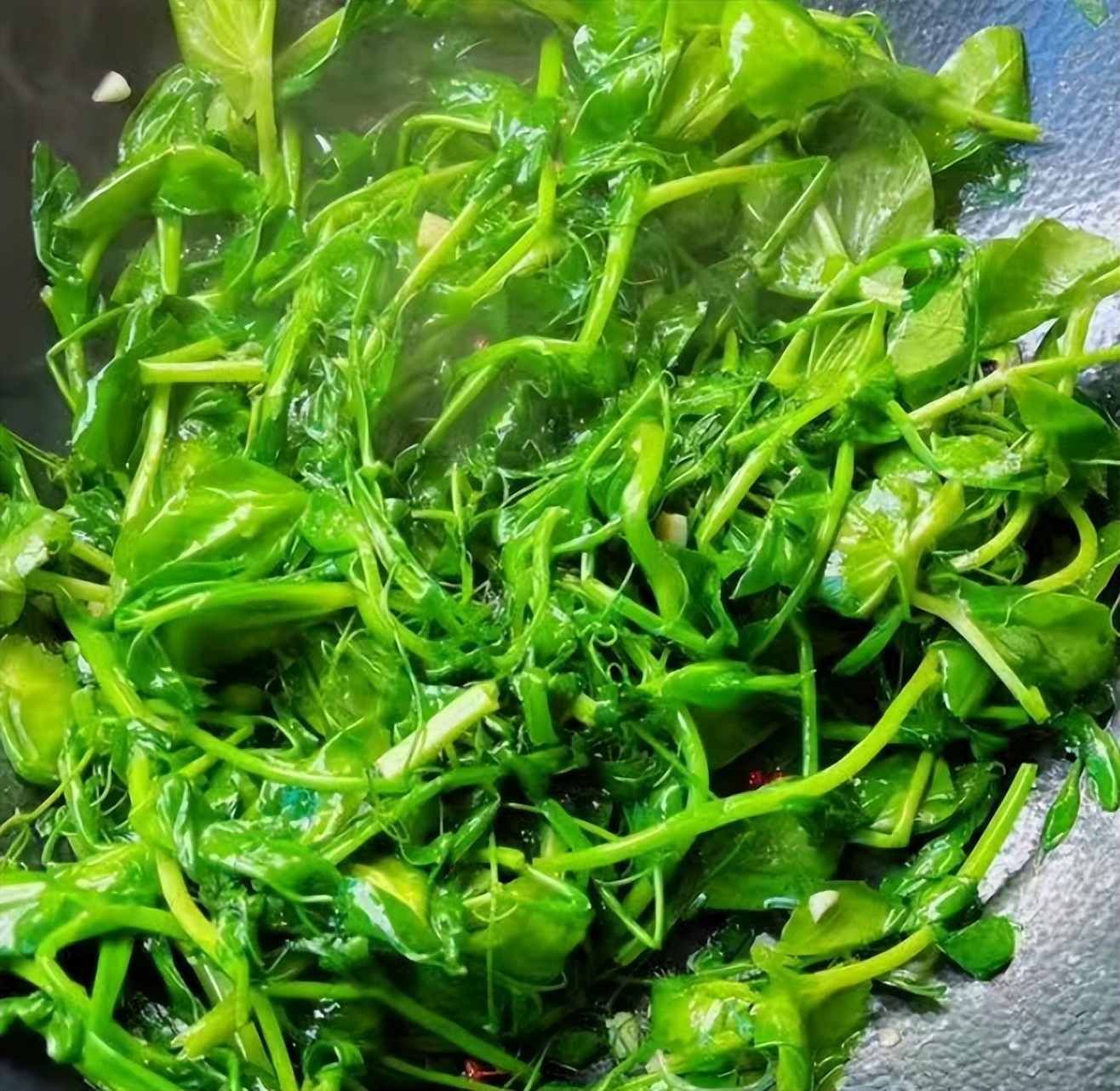 蒜蓉炒豌豆尖与豌豆尖鸡蛋汤的详细制作步骤  第6张