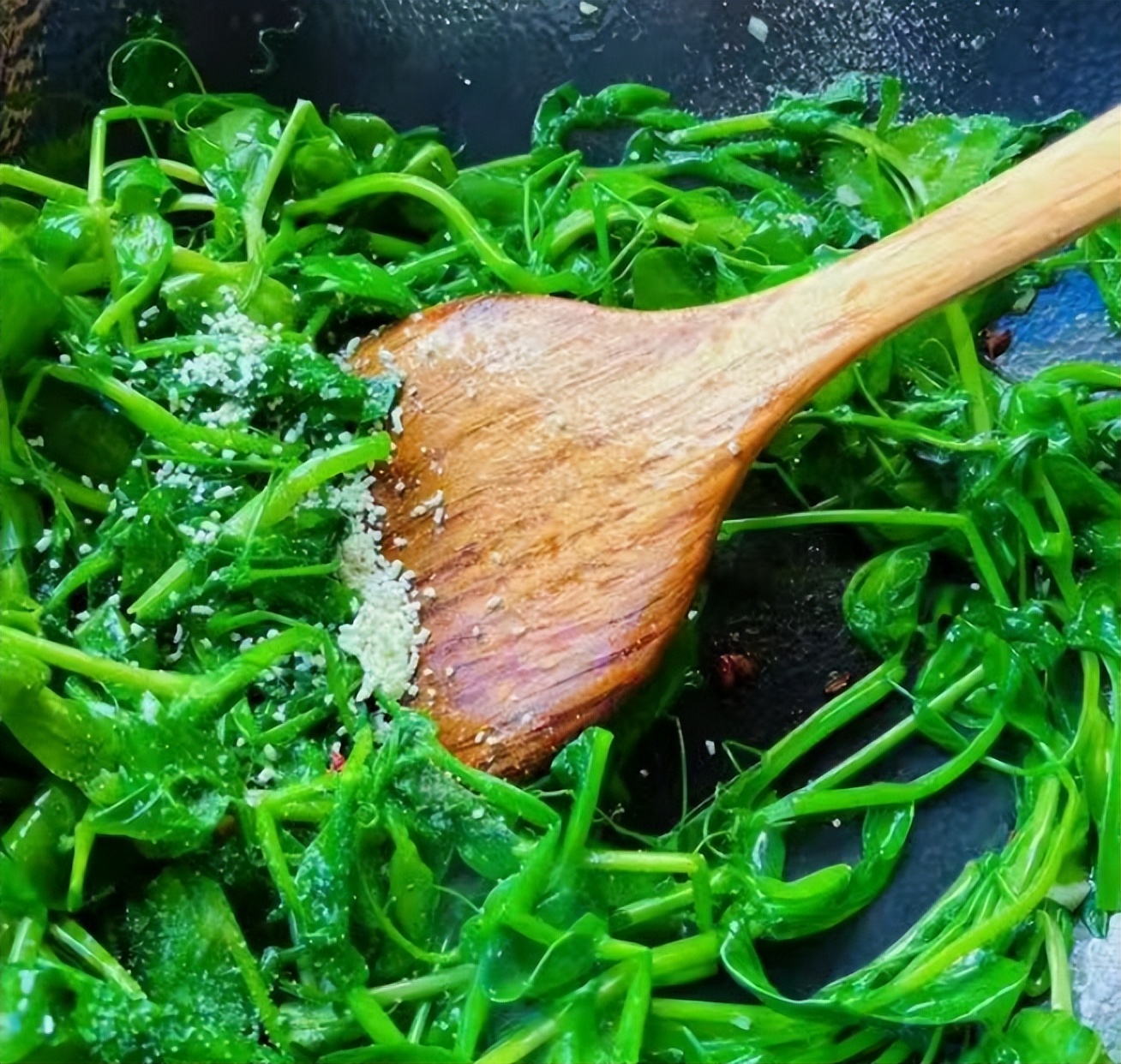 蒜蓉炒豌豆尖与豌豆尖鸡蛋汤的详细制作步骤  第7张