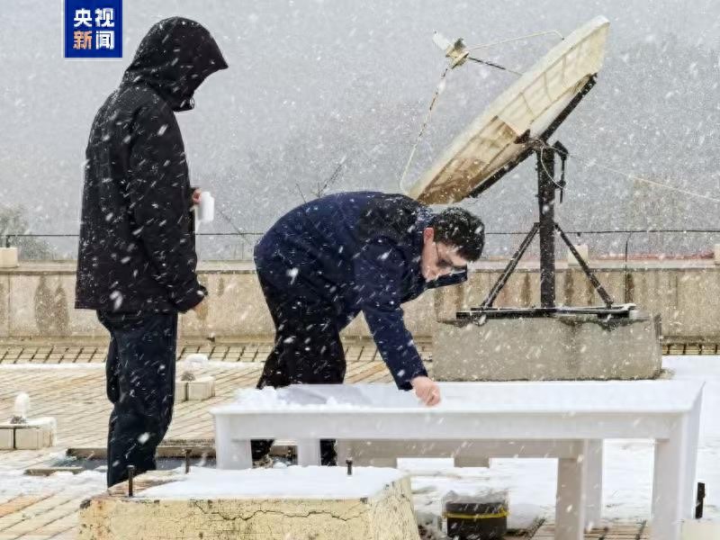 山东烟台迎来今冬首场冷流雪，中国东部冷流雪观测试验团队迅速采样分析  第1张