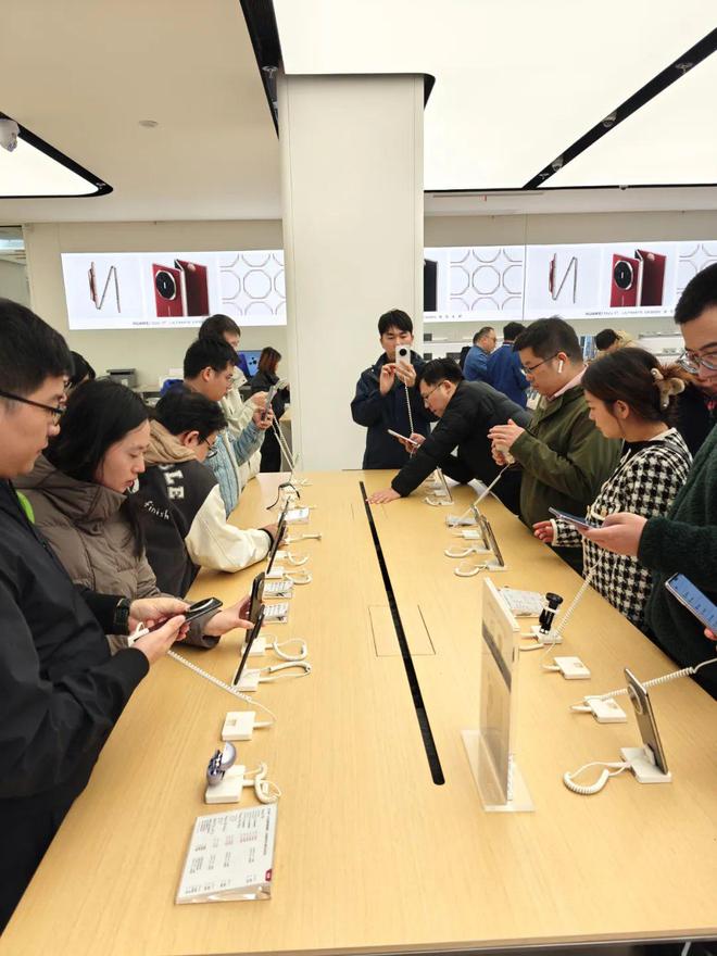 华为Mate70系列发布：体验AI功能与HarmonyOS双框架操作系统  第1张