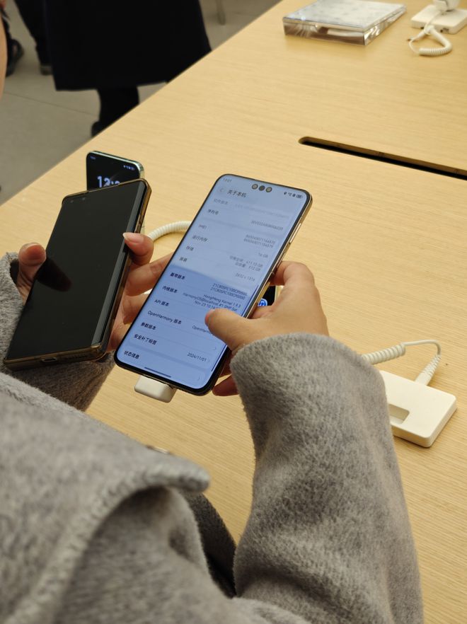 华为Mate70系列发布：体验AI功能与HarmonyOS双框架操作系统  第3张