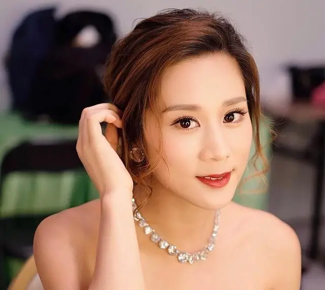 张嘉儿转行地产经纪引争议，网友吐槽其卖房视频不够专业  第2张