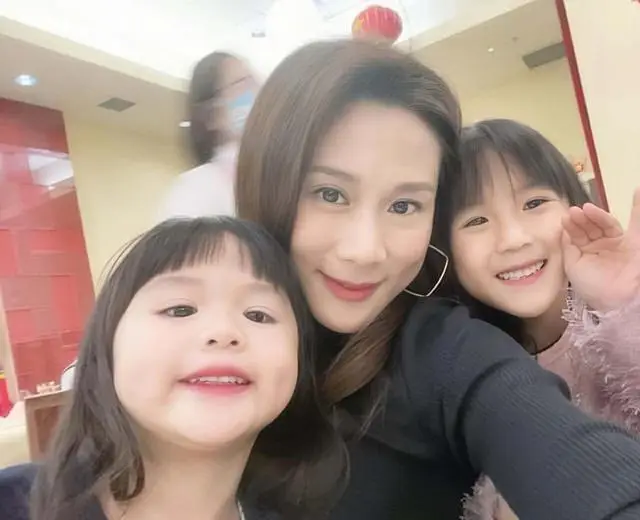 张嘉儿转行地产经纪引争议，网友吐槽其卖房视频不够专业  第5张