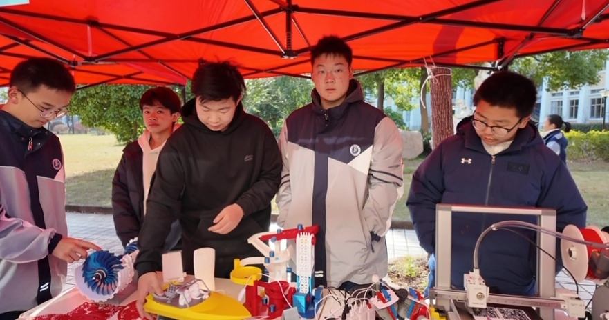 崇明区第八届青少年科技节圆满闭幕，科技之光点亮校园  第2张