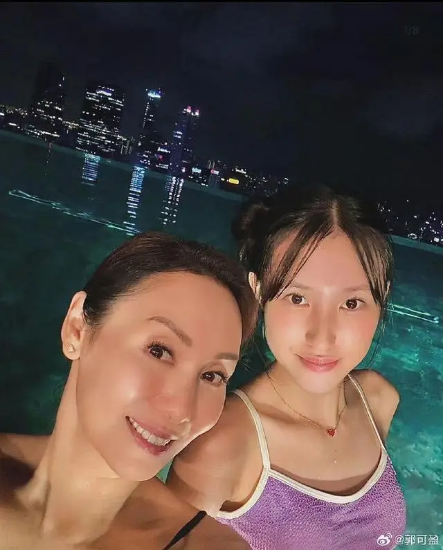 郭可盈与林文龙罕见同框，镂空套装尽显完美身材，夫妻恩爱依旧  第1张