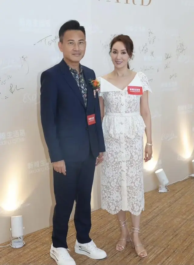 郭可盈与林文龙罕见同框，镂空套装尽显完美身材，夫妻恩爱依旧  第2张
