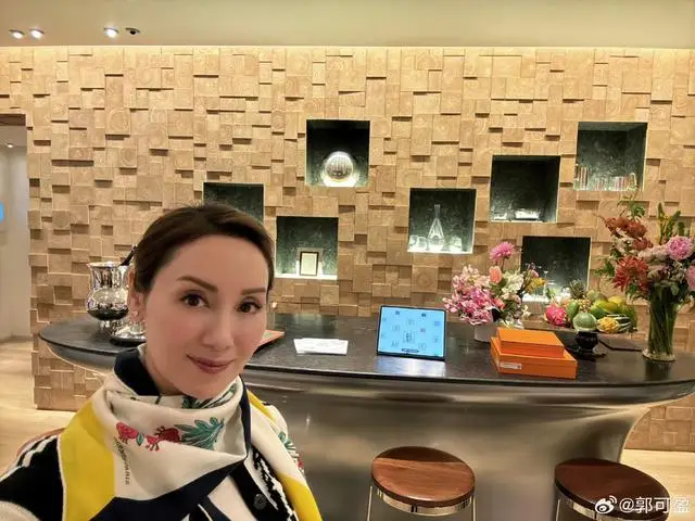 郭可盈与林文龙罕见同框，镂空套装尽显完美身材，夫妻恩爱依旧  第5张
