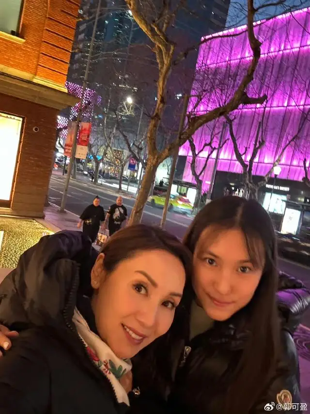 郭可盈与林文龙罕见同框，镂空套装尽显完美身材，夫妻恩爱依旧  第6张