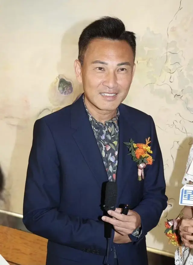 郭可盈与林文龙罕见同框，镂空套装尽显完美身材，夫妻恩爱依旧  第7张