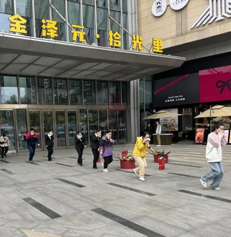 江湾镇街道举行119消防宣传月安全演练，提升居民和企业员工应急处置能力  第2张