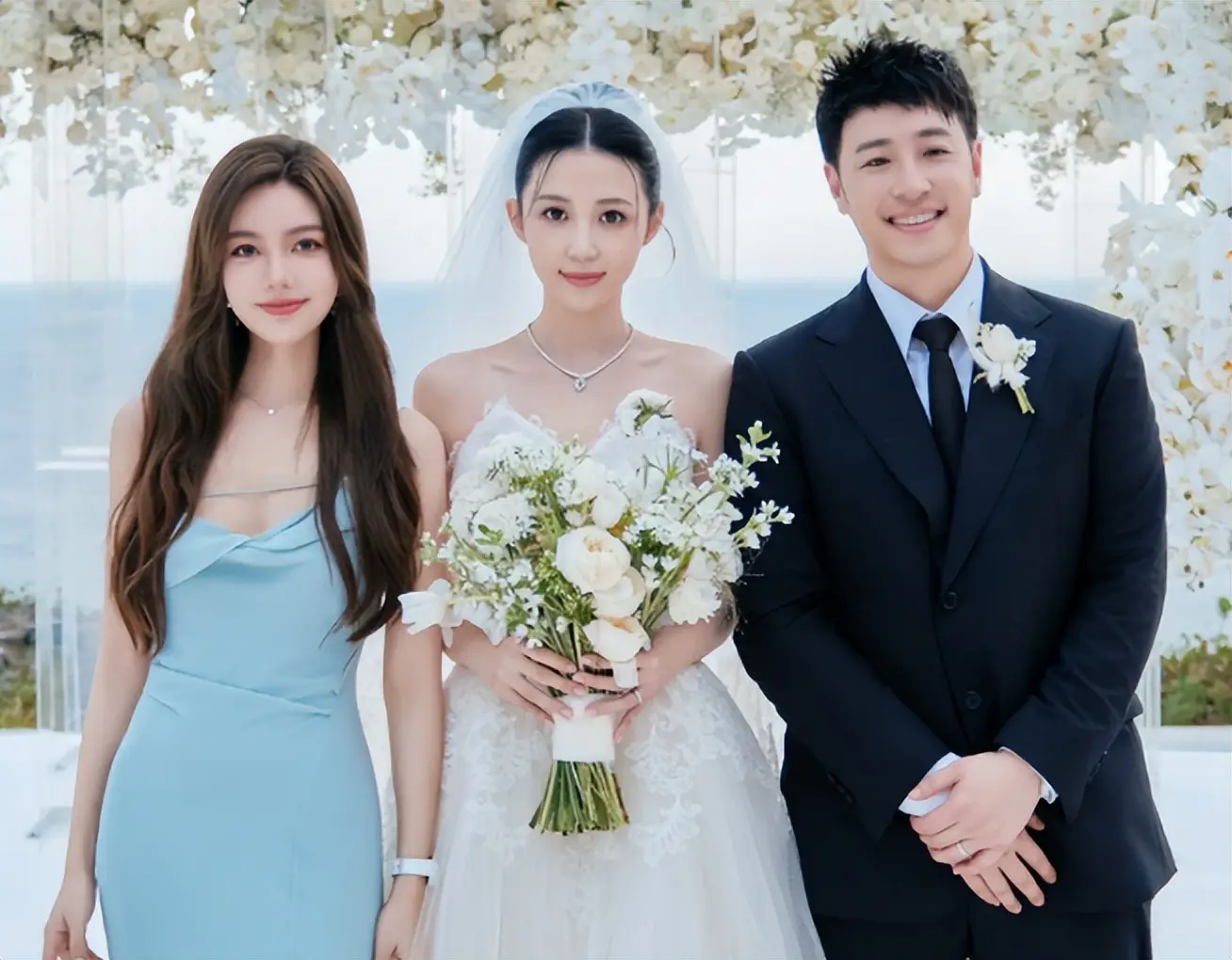 揭秘娱乐圈大龄男星与名媛培训班妻子的神秘关系  第1张