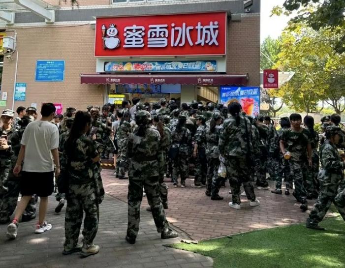 大学生活新选择：餐饮巨头进军高校，大学生享受多样化美食  第1张