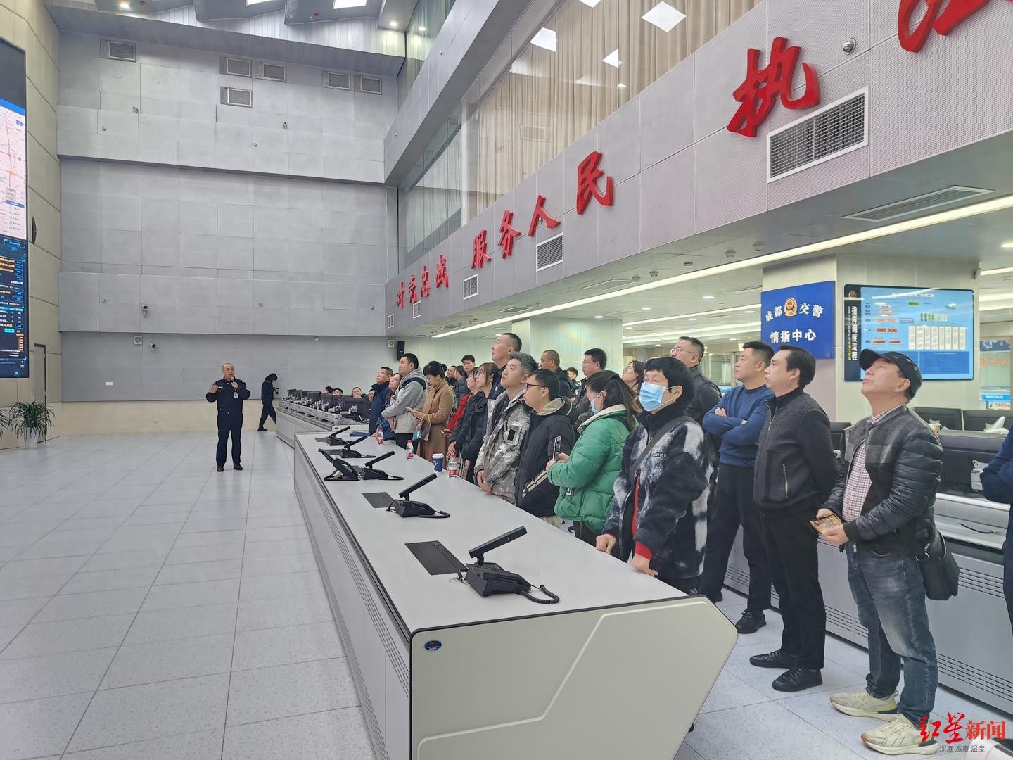 成都市民参观交警指挥大厅，提出治堵金点子，优化道路交通运行  第1张